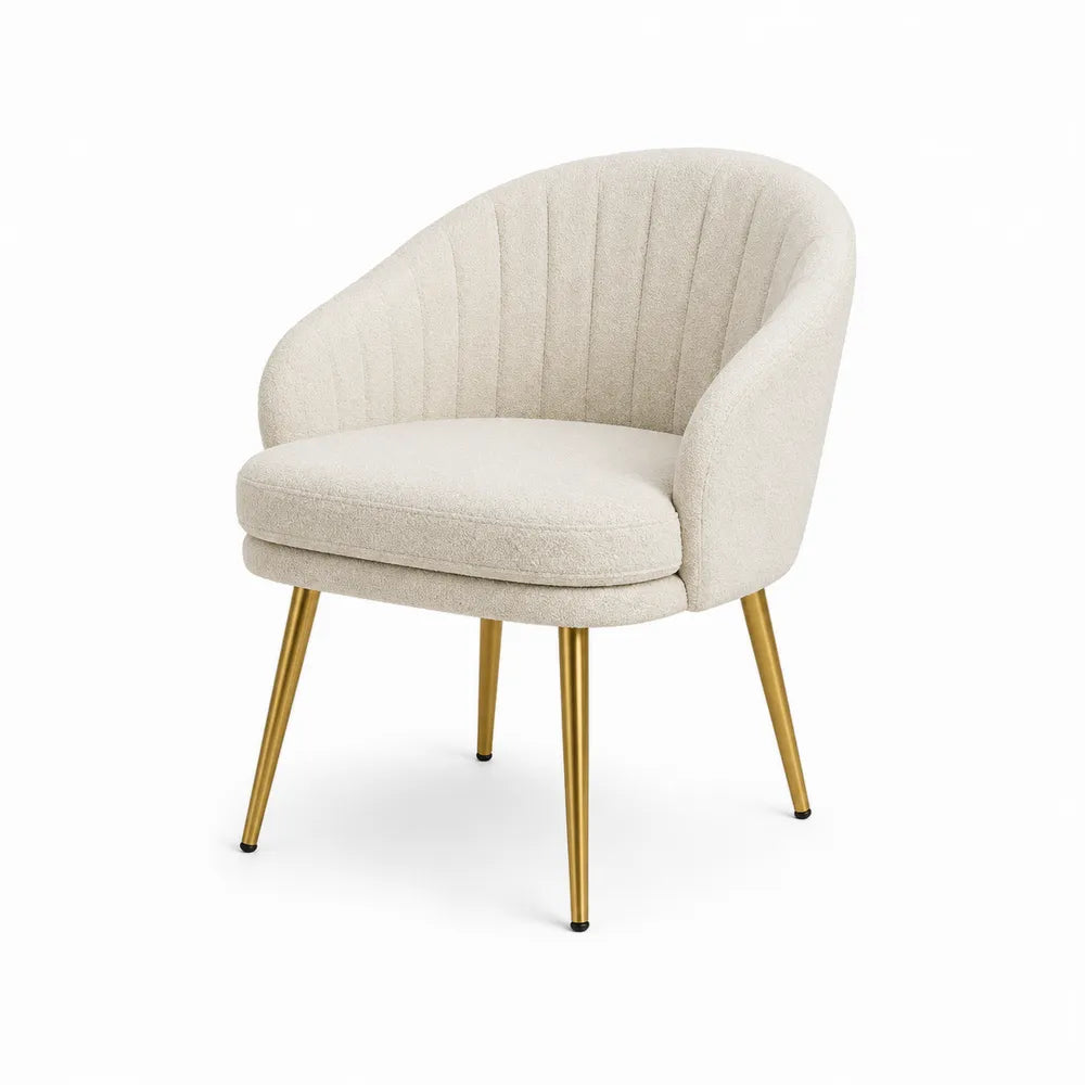 Poltrona in tessuto crema con gambe in metallo dorato
