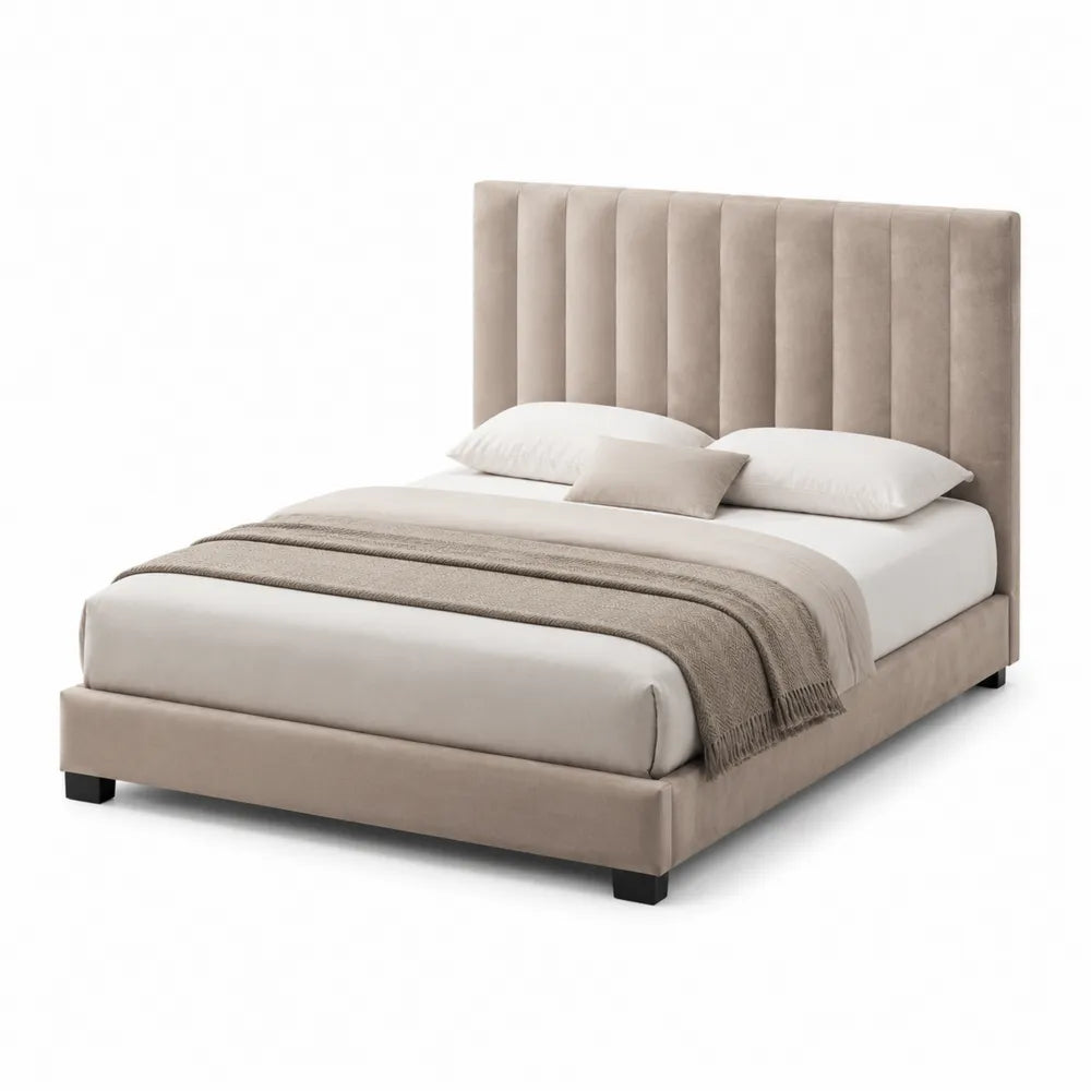 Letto matrimoniale in legno e velluto beige con testiera alta
